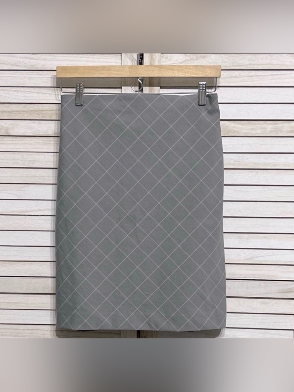 NWT Express Gray/Pink Line Pencil Skirt Size 4 PRICE FIRM